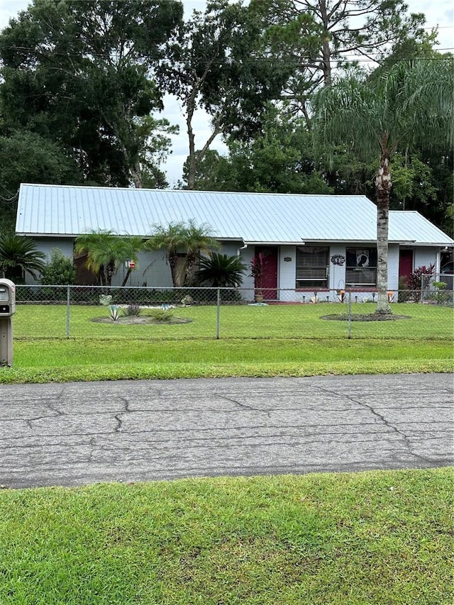 view of front facade featuring a front yard