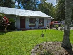 ranch-style home featuring a front lawn