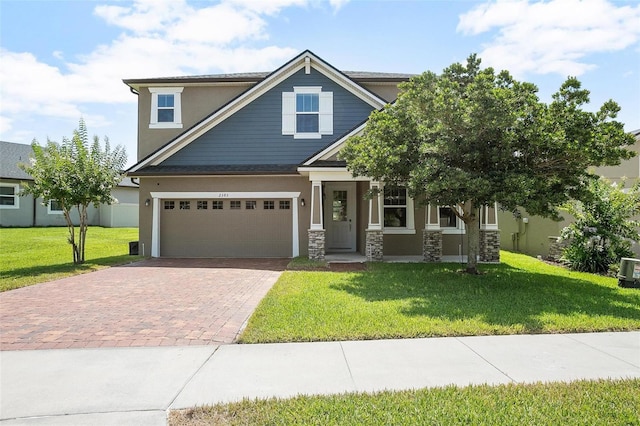 craftsman house featuring a front lawn and a garage