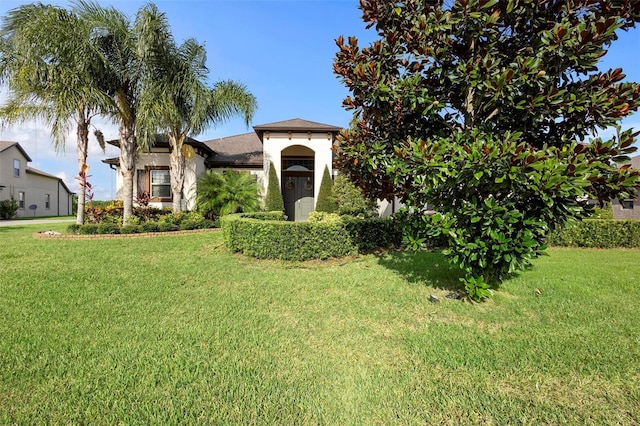 view of front of home featuring a front yard