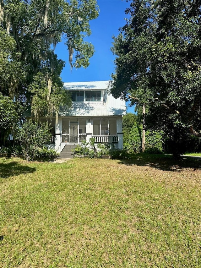 view of front facade with a front lawn