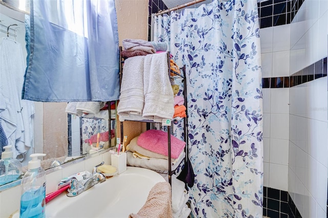 432 Marion St, Daytona Beach, FL 32114 - bathroom featuring sink and a shower with curtain