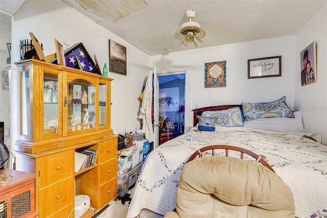 432 Marion St, Daytona Beach, FL 32114 - bedroom with a textured ceiling