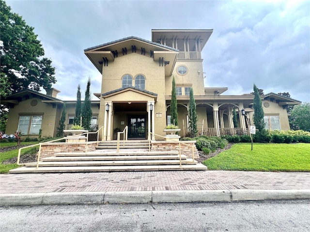 view of front of property with a front lawn