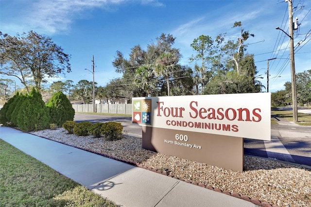 view of community / neighborhood sign