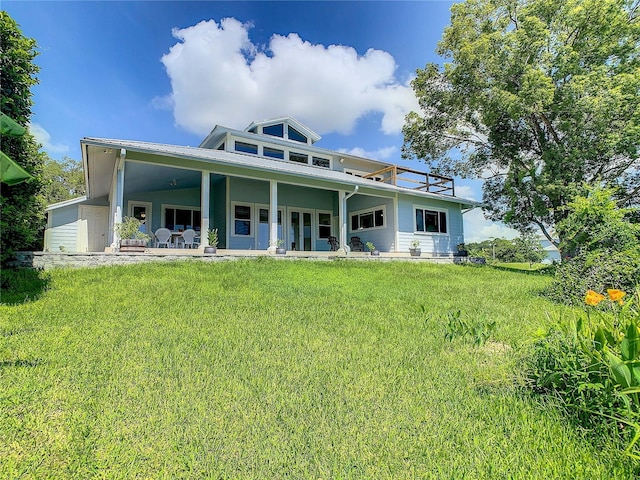 view of front of property featuring a front lawn