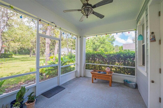 sunroom with ceiling fan