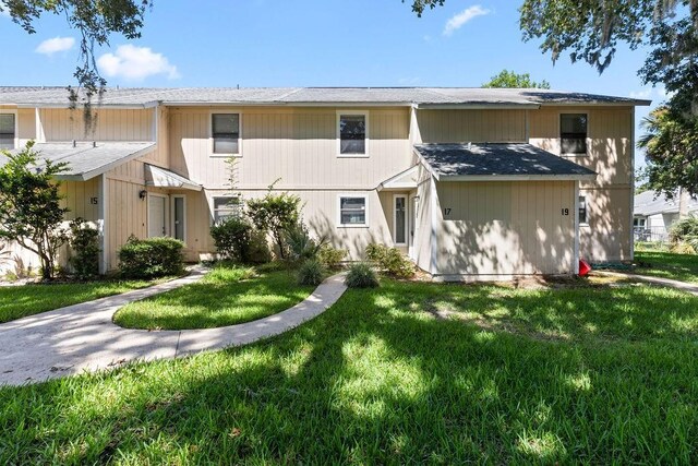 view of front of property featuring a front lawn