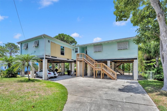 view of front of home featuring a front yard