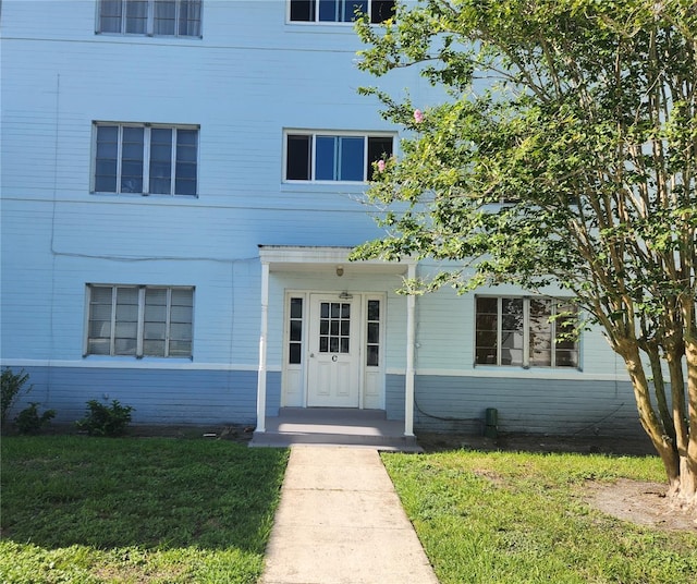 view of front of home with a front lawn