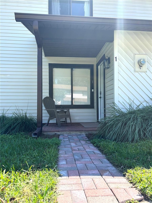 entrance to property featuring a porch