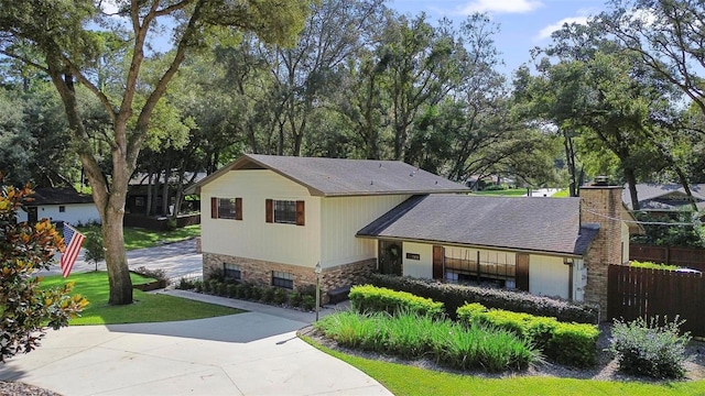 view of front of property featuring a front yard