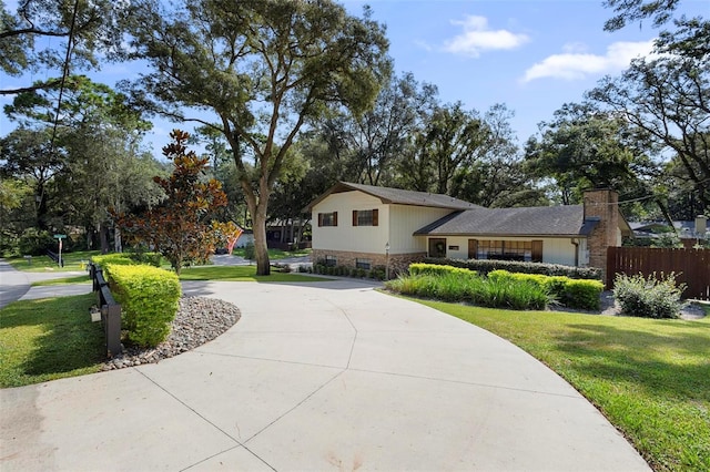 view of front of house featuring a front yard