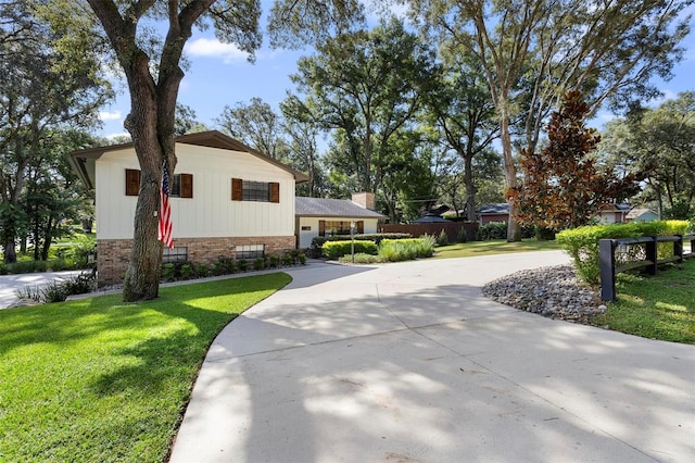 view of front facade featuring a front lawn