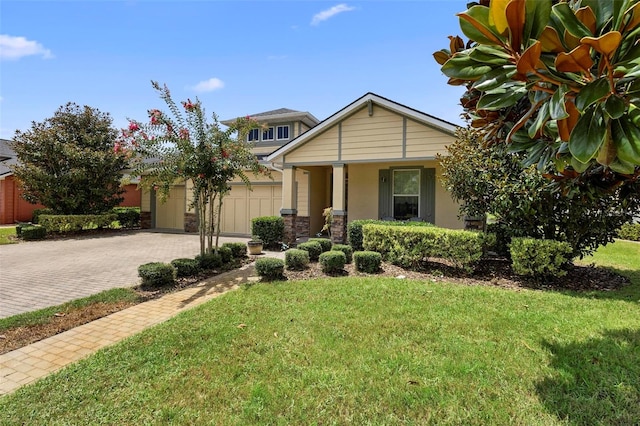 view of front of property featuring a front yard and covered porch