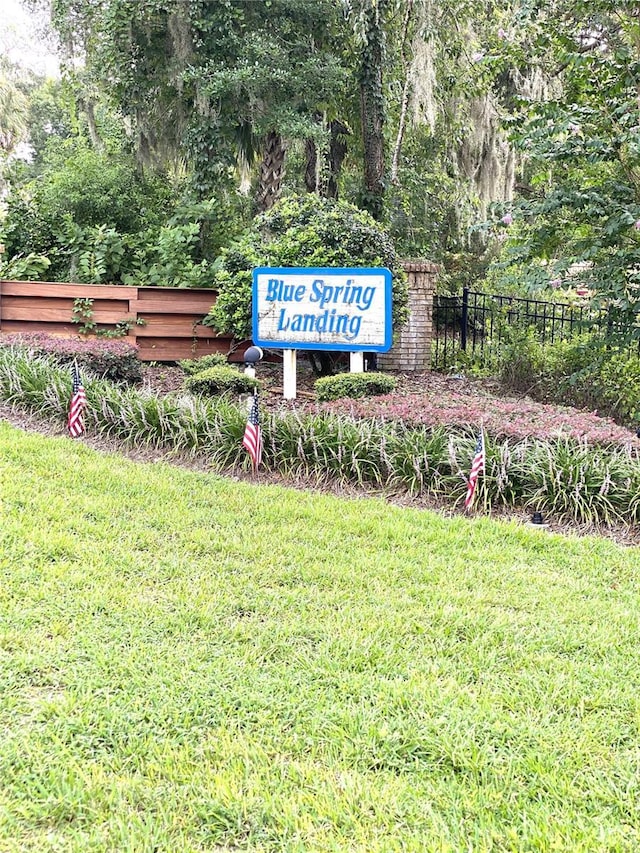 community sign with a lawn