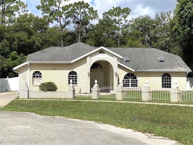 ranch-style house featuring a front yard