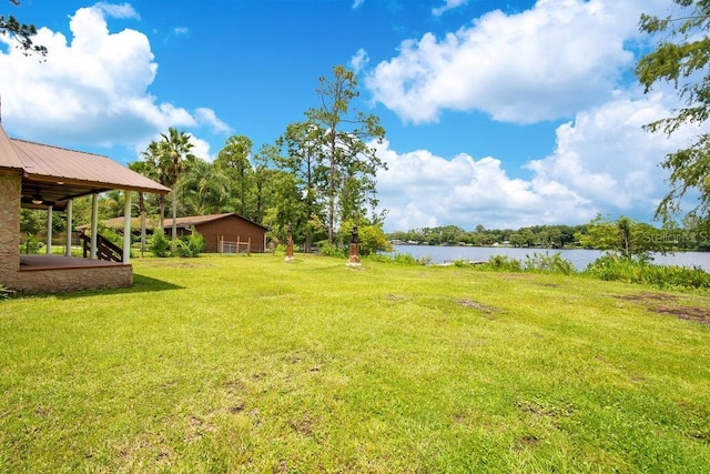 view of yard featuring a water view