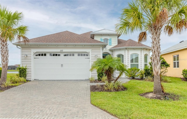 view of front of house featuring a garage and a front yard