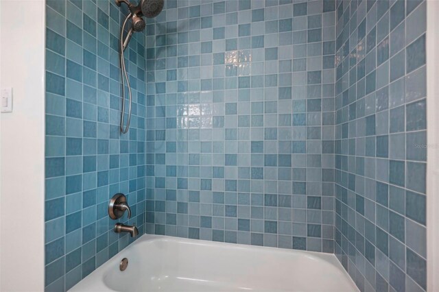 bathroom featuring tiled shower / bath