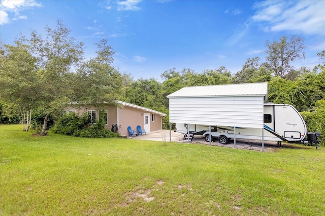 view of yard with a carport