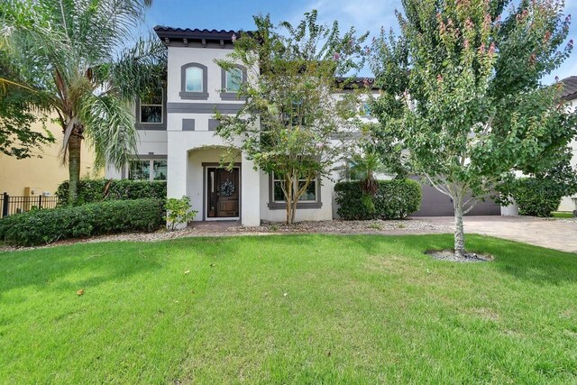 view of front of property featuring a front lawn