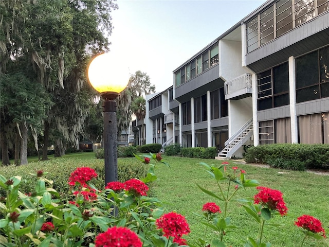 view of property's community featuring a yard