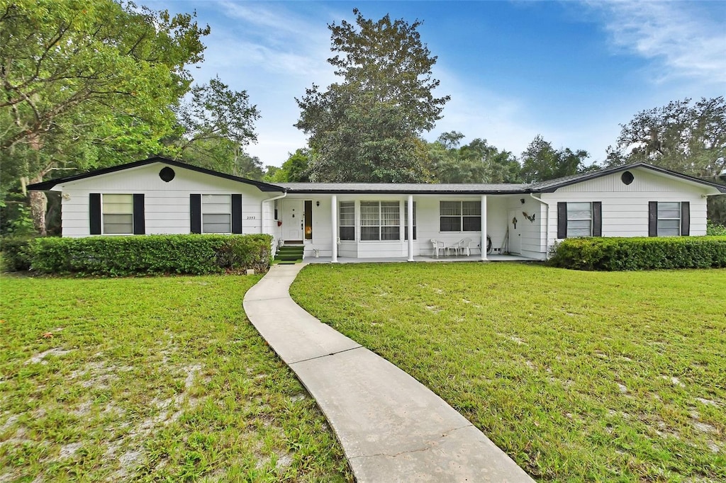 single story home with a front lawn