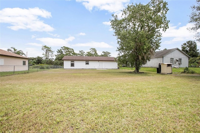 view of yard featuring a storage shed