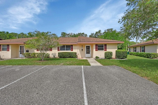 single story home with a front lawn