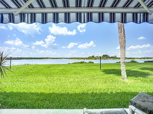 view of yard featuring a water view