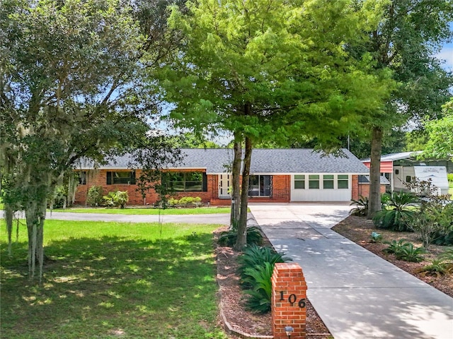 ranch-style home featuring a front lawn