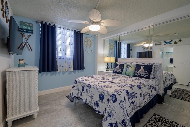 bedroom featuring a textured ceiling, ceiling fan, and a closet