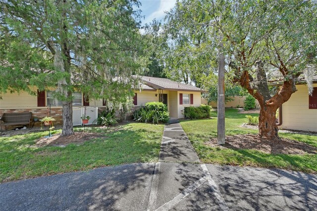 view of front facade with a front yard