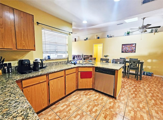 kitchen with sink, kitchen peninsula, light tile patterned flooring, ceiling fan, and stainless steel dishwasher