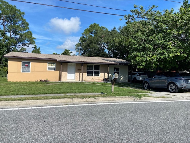 view of front facade featuring a front lawn