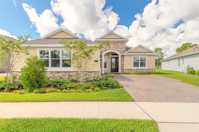 view of front of home featuring a front yard