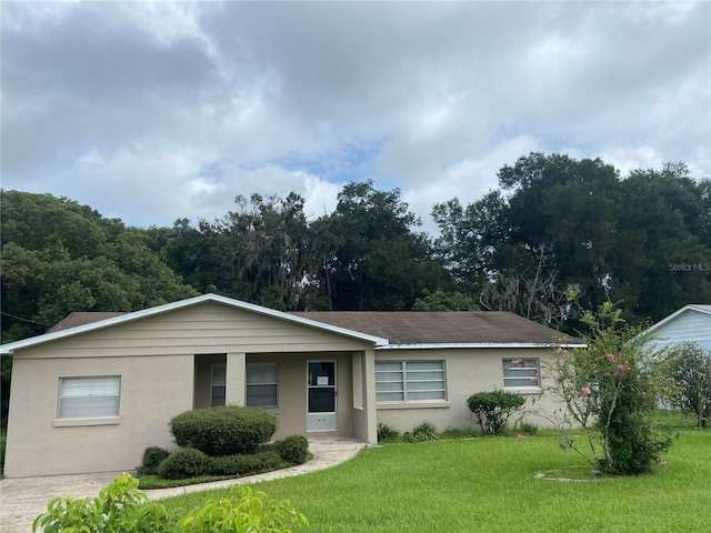 single story home featuring a front lawn