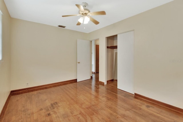 unfurnished bedroom with light wood-type flooring, ceiling fan, and a closet