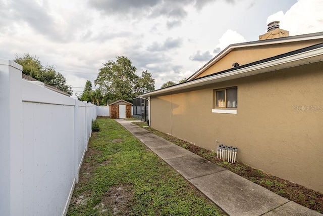 view of yard with a storage unit