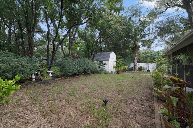 view of yard featuring a shed