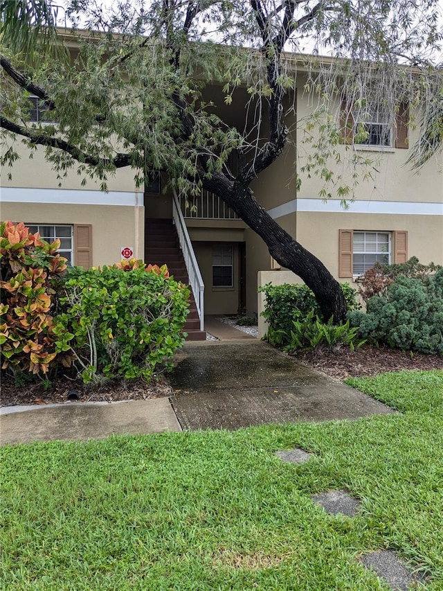 view of front facade featuring a front yard