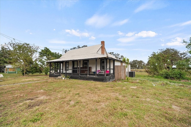 view of front facade with a front yard