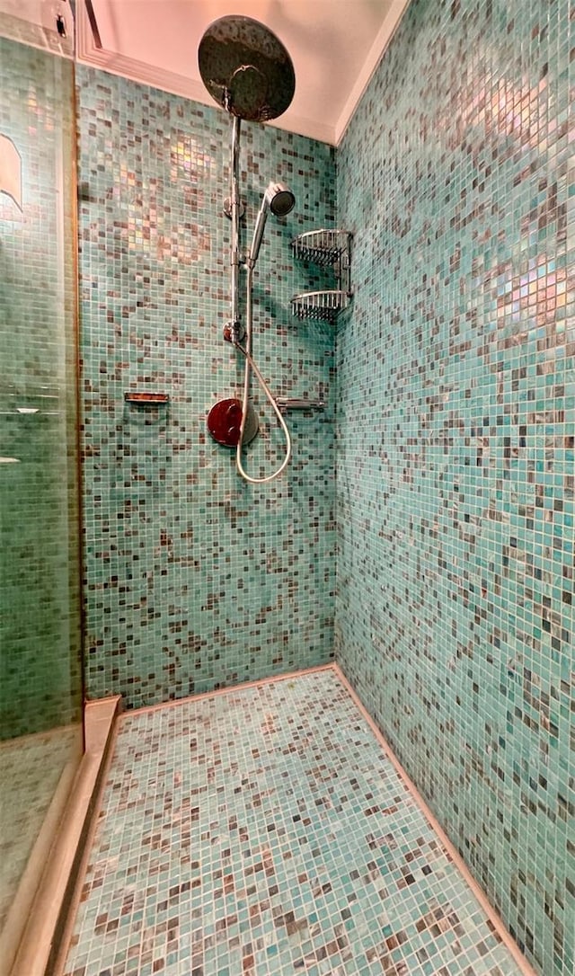 bathroom featuring tiled shower