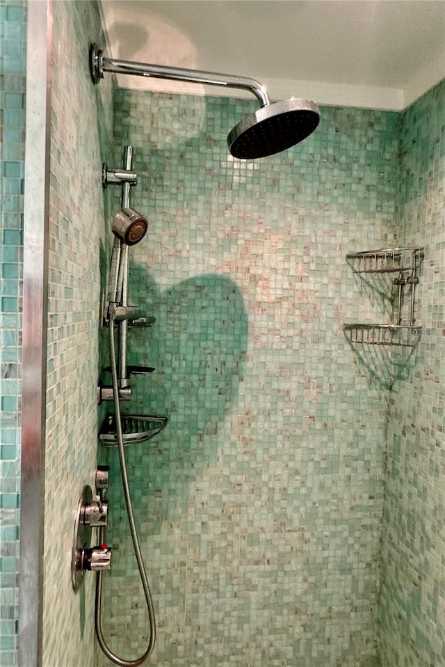 bathroom featuring a tile shower