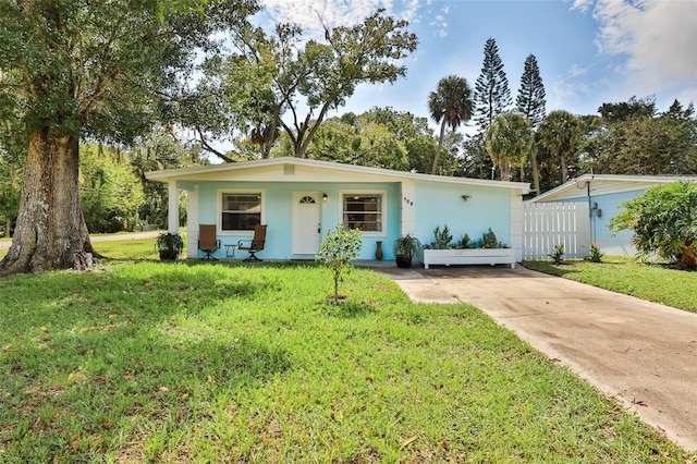 ranch-style house featuring a front lawn