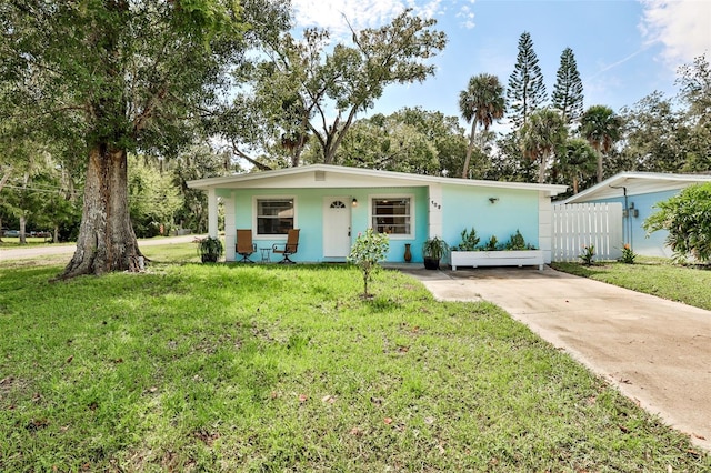 single story home featuring a front yard