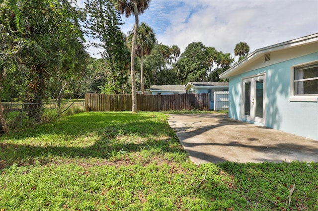 view of yard featuring a patio