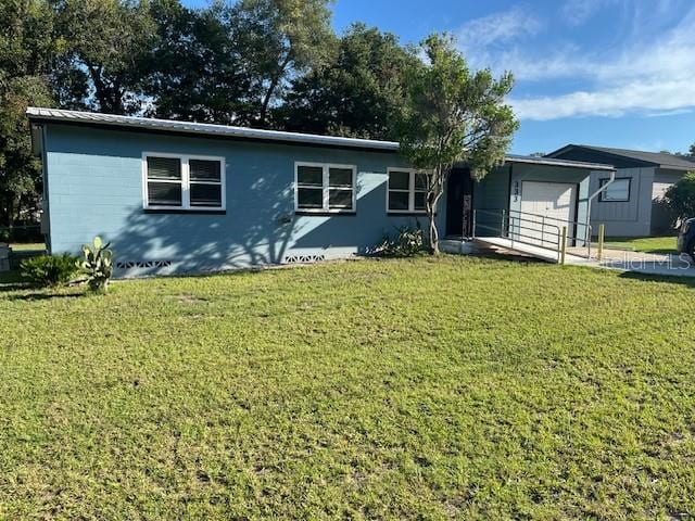 single story home with a front lawn