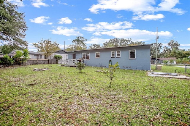 back of house featuring a lawn